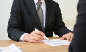 派遣会社の営業担当に注目する